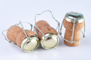 Şampanya mantar ve masanın üzerine metal sepet. Özel kapatma köpüklü şarap. Açık renkli.