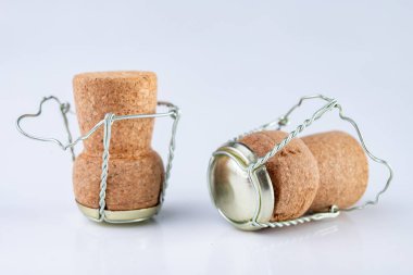 Şampanya mantar ve masanın üzerine metal sepet. Özel kapatma köpüklü şarap. Açık renkli.