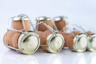 Şampanya mantar ve masanın üzerine metal sepet. Özel kapatma köpüklü şarap. Açık renkli.