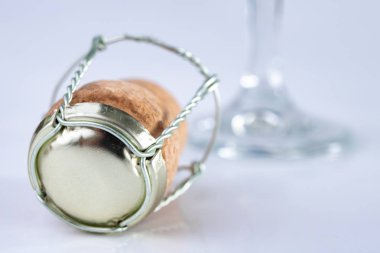 Şampanya mantar ve masanın üzerine metal sepet. Özel kapatma köpüklü şarap. Açık renkli.