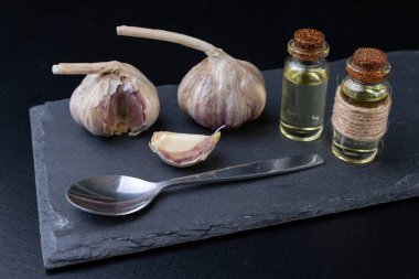 Sarımsak ve soğuk algınlığı için şifalı suyu. Soğuk algınlığı için Ana Telafiler. Koyu arka plan.