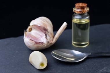 Sarımsak ve soğuk algınlığı için şifalı suyu. Soğuk algınlığı için Ana Telafiler. Koyu arka plan.