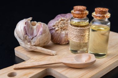 Sarımsak ve soğuk algınlığı için şifalı suyu. Soğuk algınlığı için Ana Telafiler. Koyu arka plan.