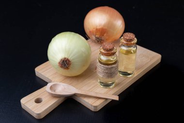 Soğan ve soğuk algınlığı için şifalı suyu. Soğuk algınlığı için Ana Telafiler. Koyu arka plan.