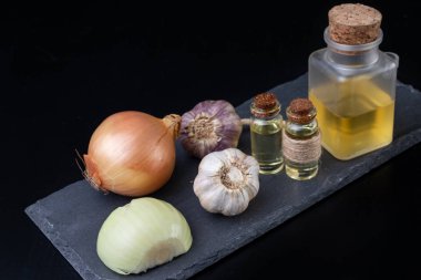 Soğan ve soğuk algınlığı için şifalı suyu. Soğuk algınlığı için Ana Telafiler. Koyu arka plan.