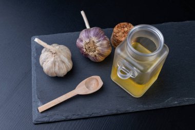 Sarımsak ve soğuk algınlığı için şifalı suyu. Soğuk algınlığı için Ana Telafiler. Koyu arka plan.