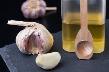 Sarımsak ve soğuk algınlığı için şifalı suyu. Soğuk algınlığı için Ana Telafiler. Koyu arka plan.