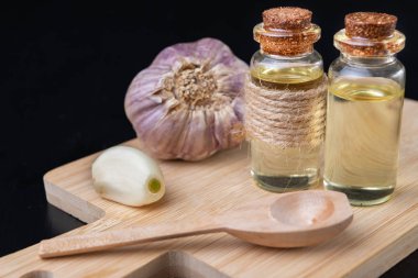 Sarımsak ve soğuk algınlığı için şifalı suyu. Soğuk algınlığı için Ana Telafiler. Koyu arka plan.