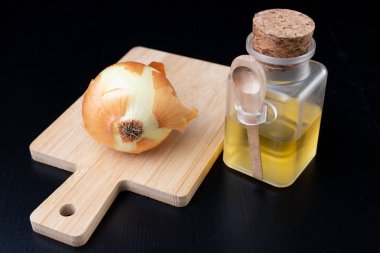 Soğan ve soğuk algınlığı için şifalı suyu. Soğuk algınlığı için Ana Telafiler. Koyu arka plan.