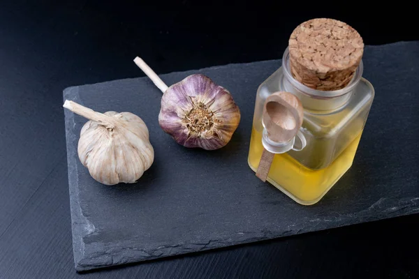 Sarımsak ve soğuk algınlığı için şifalı suyu. Soğuk algınlığı için Ana Telafiler. Koyu arka plan.