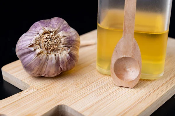 Sarımsak ve soğuk algınlığı için şifalı suyu. Soğuk algınlığı için Ana Telafiler. Koyu arka plan.