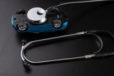 Binek otomobilin teşhisi. Araba atölyelerinde onarım ve sorun giderme. Koyu arka plan.