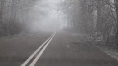 Karlı bir yolda araba ile seyahat. Yerel yolda zor seyahat koşulları. Sezon kış.
