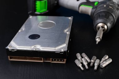 Onarım ve sabit disk teşhis. Hizmet atölye bilgisayar parçaları. Koyu arka plan.