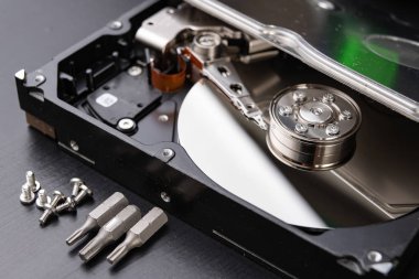 Onarım ve sabit disk teşhis. Hizmet atölye bilgisayar parçaları. Koyu arka plan.