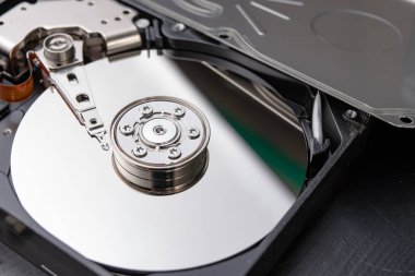 Onarım ve sabit disk teşhis. Hizmet atölye bilgisayar parçaları. Koyu arka plan.
