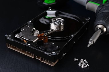 Onarım ve sabit disk teşhis. Hizmet atölye bilgisayar parçaları. Koyu arka plan.