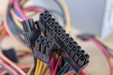 Anakart ve bilgisayar bileşenleri. Bilgisayar aksesuarları bir atölye tablo. Koyu arka plan.