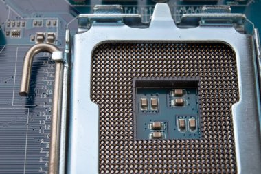 Anakart ve bilgisayar bileşenleri. Bilgisayar aksesuarları bir atölye tablo. Koyu arka plan.