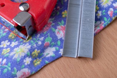 Fleks ve Staples Mobilya döşemelik eskiden. Marangozluk dükkanı çalışanı için aksesuarlar. Açık renkli