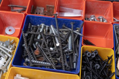 Cıvata ve ev onarım için mandalları. Mekanik atölye tablo için aksesuarlar. Açık renkli.