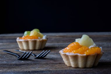 Lezzetli kek mutfak masasının üzerinde. Koyu arka plan.