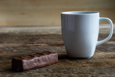 ahşap bir masa üstünde çikolata bar.