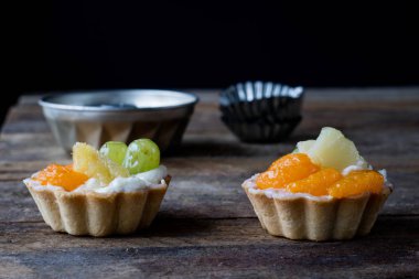 Lezzetli kek mutfak masasının üzerinde. Koyu arka plan.