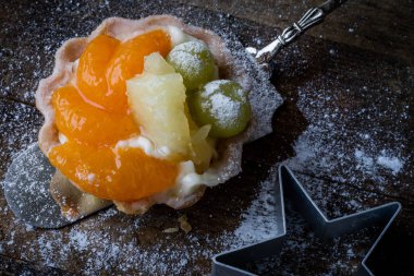 Lezzetli kek mutfak masasının üzerinde. Koyu arka plan.