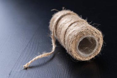Masada paket sarma için sicim. Jüt dize rulo sarılmış. Koyu arka plan.