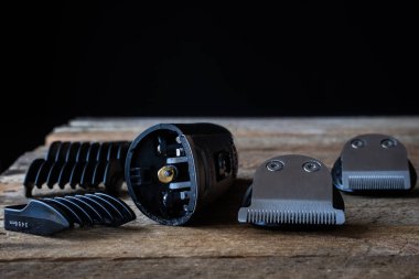 Eski bir ahşap masa üzerinde bir saç tıraş makinesi