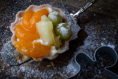 Lezzetli kek mutfak masasının üzerinde. Koyu arka plan.