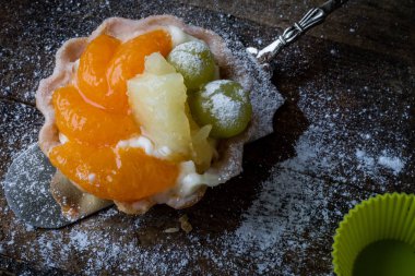 Lezzetli kek mutfak masasının üzerinde. Koyu arka plan.