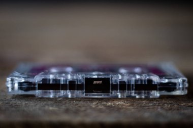 Ahşap bir masa üzerinde eski ses kaseti.