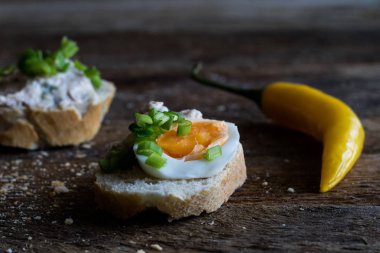 Mutfak masasında yemek için hazırlanan lezzetli sandviçler.