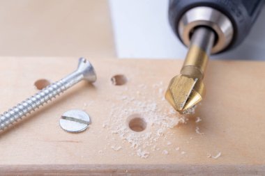 Delme ve delik ahşap derinleştirilmesi. Havşa ve diğer aksesuarlar, küçük marangozluk çalışmaları. Açık renkli.