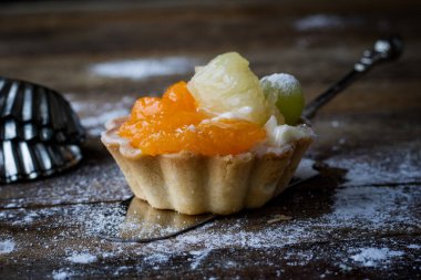 Lezzetli kek mutfak masasının üzerinde. Koyu arka plan.