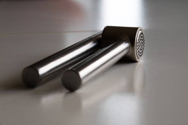 Mutfak aksesuarları beyaz bir tablo.