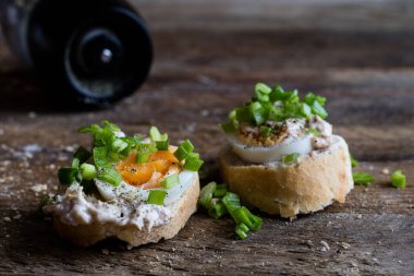 Mutfak masasında yemek için hazırlanan lezzetli sandviçler.