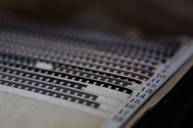 Eski negatifleri kağıt klasörlerde saklanan.