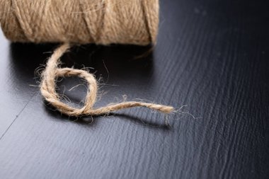 Masada paket sarma için sicim. Jüt dize rulo sarılmış. Koyu arka plan.