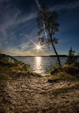 Küçük bir köyde kilise. Siyah beyaz fotoğraf.