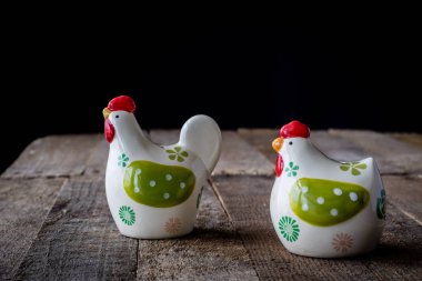 Seramik tavuk şeklinde konteynerler biber ve tuz. Koyu arka plan