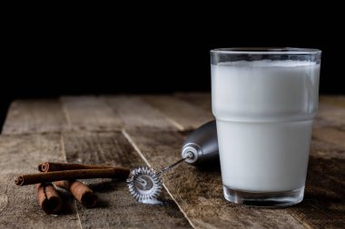 Bir kupa ve ahşap bir masa üzerinde şeker süt.