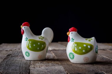 Seramik tavuk şeklinde konteynerler biber ve tuz. Koyu arka plan