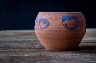 Tahta masadaki kil sürahi. 