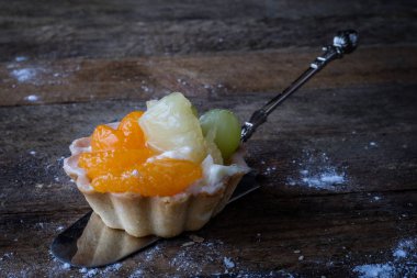 Lezzetli kek mutfak masasının üzerinde. Koyu arka plan.