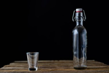 Ahşap bir masa üzerinde cam yemekleri. Siyah arka plan.