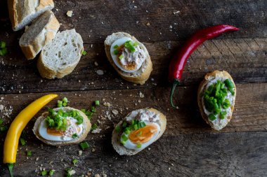 Mutfak masasında yemek için hazırlanan lezzetli sandviçler.