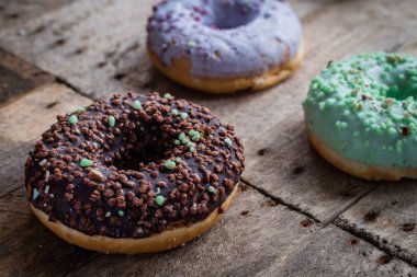 Donata ahşap mutfak masasında.